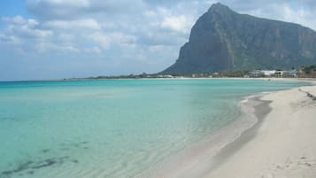 Una spiaggia nelle vicinanze