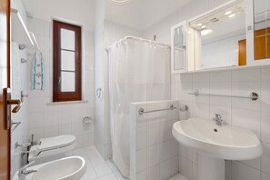 Dusche, Haartrockner, Handtücher