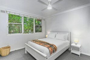 2 bedrooms, iron/ironing board, WiFi, bed sheets - Lane Cove - TAM22 - Tambourine Bay Road - 2 bedroom apartment only steps from Lane Cove Village (Lane Cove)