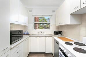 Microwave, stovetop, dishwasher - Lane Cove - TAM22 - Tambourine Bay Road - 2 bedroom apartment only steps from Lane Cove Village (Lane Cove)