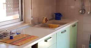 Geladeira, fogão, cooktop, cadeirão de bebê