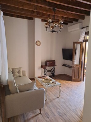 Flat-screen TV - Mirodatys House (Rodos)