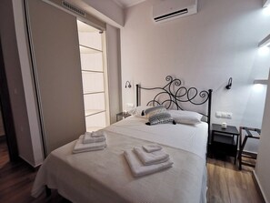 Bureau, fer et planche à repasser, Wi-Fi, draps fournis