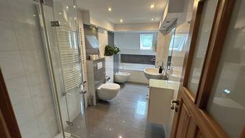 Pyyhkeet, saippua, sampoo, vessapaperi