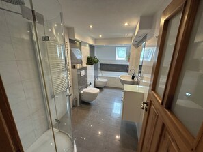 Handtücher, Seife, Shampoo, Toilettenpapier