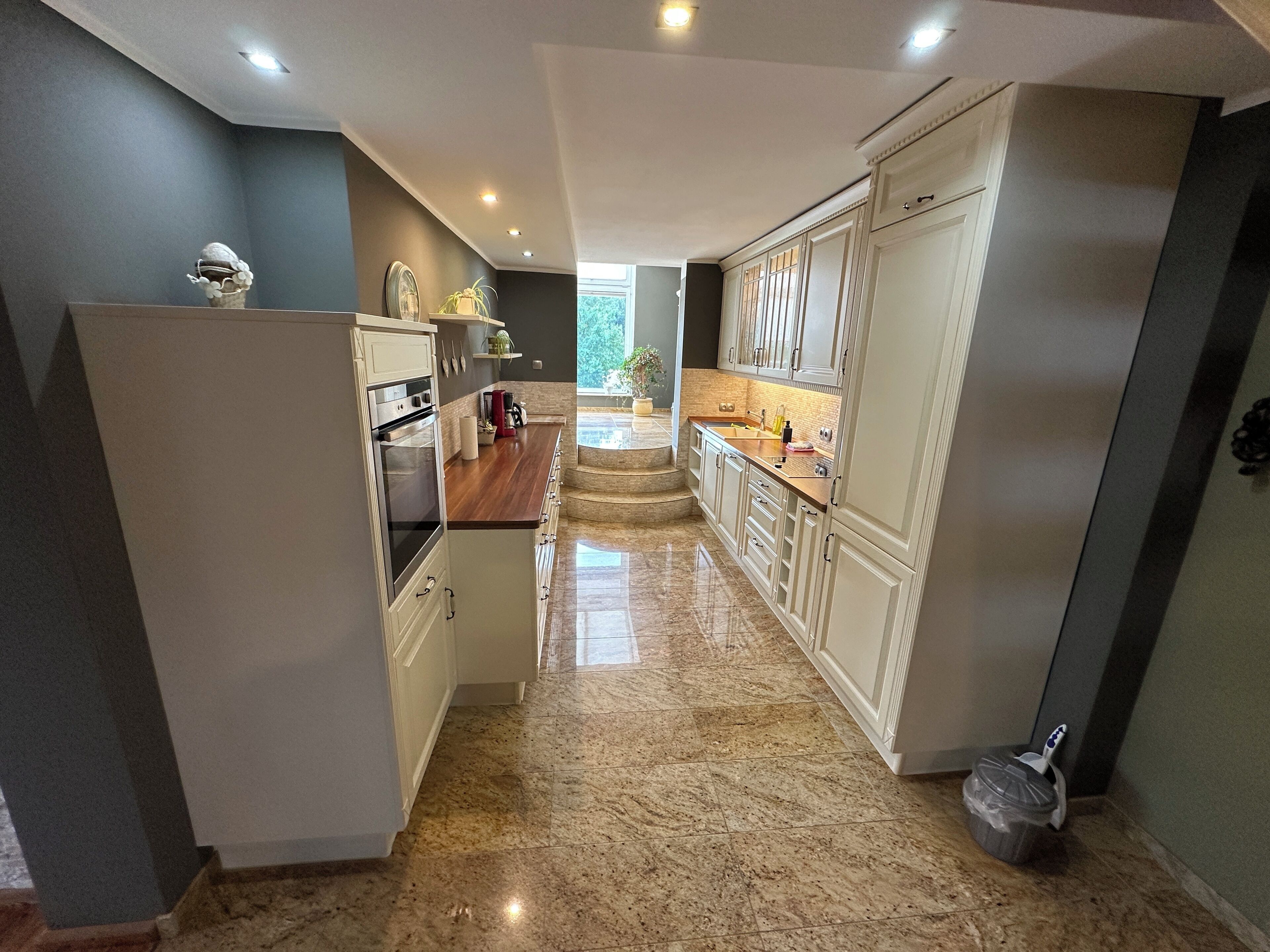 Een koelkast, een oven, een kookplaat, een vaatwasser