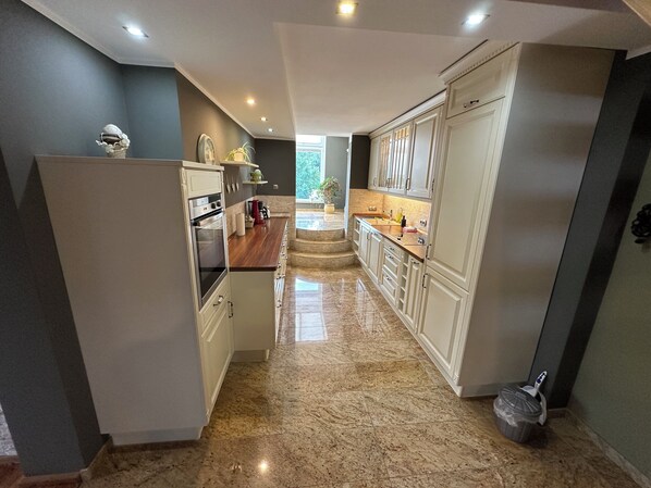 Kühlschrank, Ofen, Herdplatte, Geschirrspüler