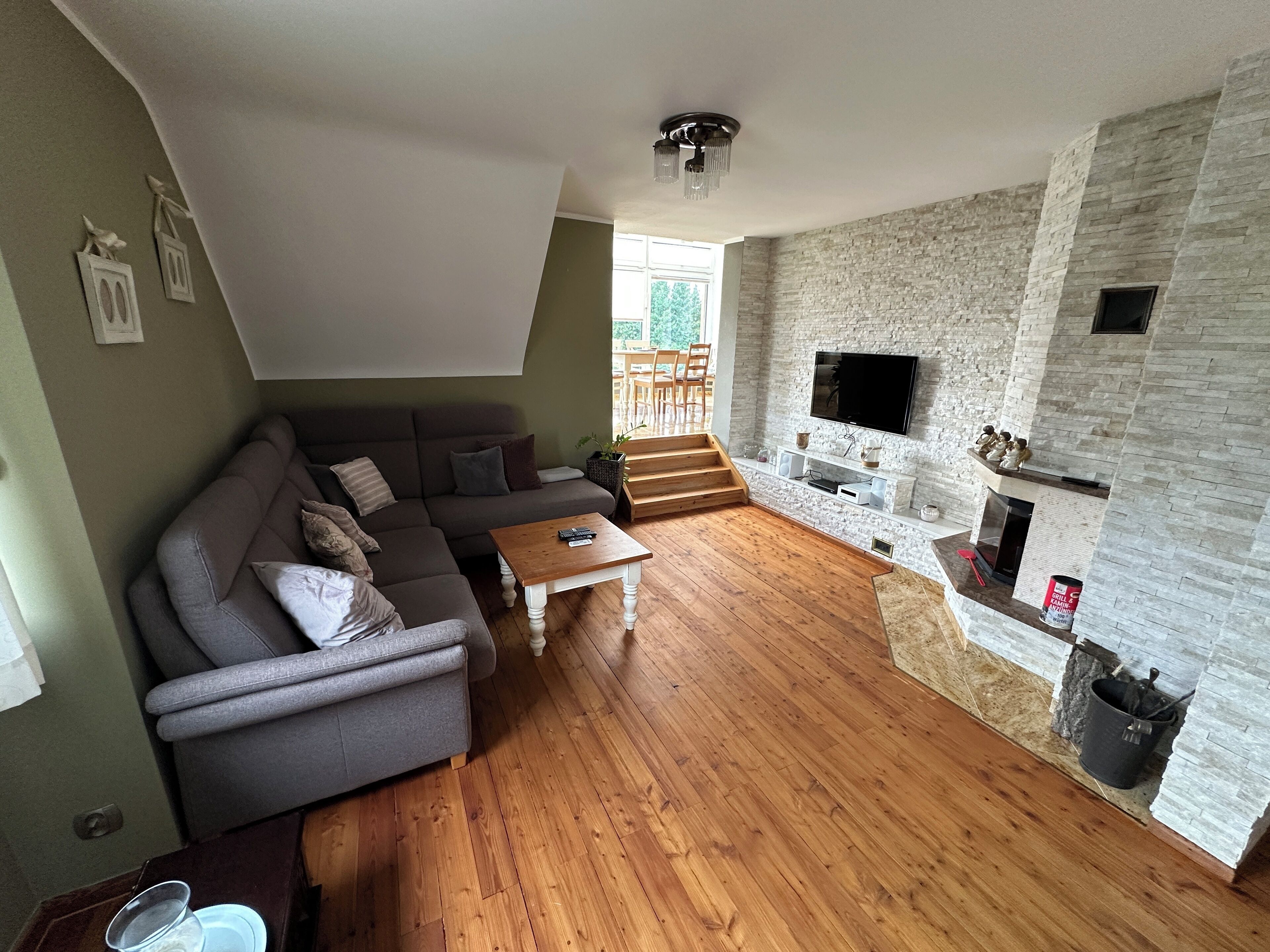 Een smart-tv, een open haard, een dvd-speler en een stereo