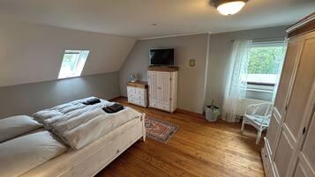 3 makuuhuonetta, työpöytä, ilmainen Wi-Fi, vuodevaatteet