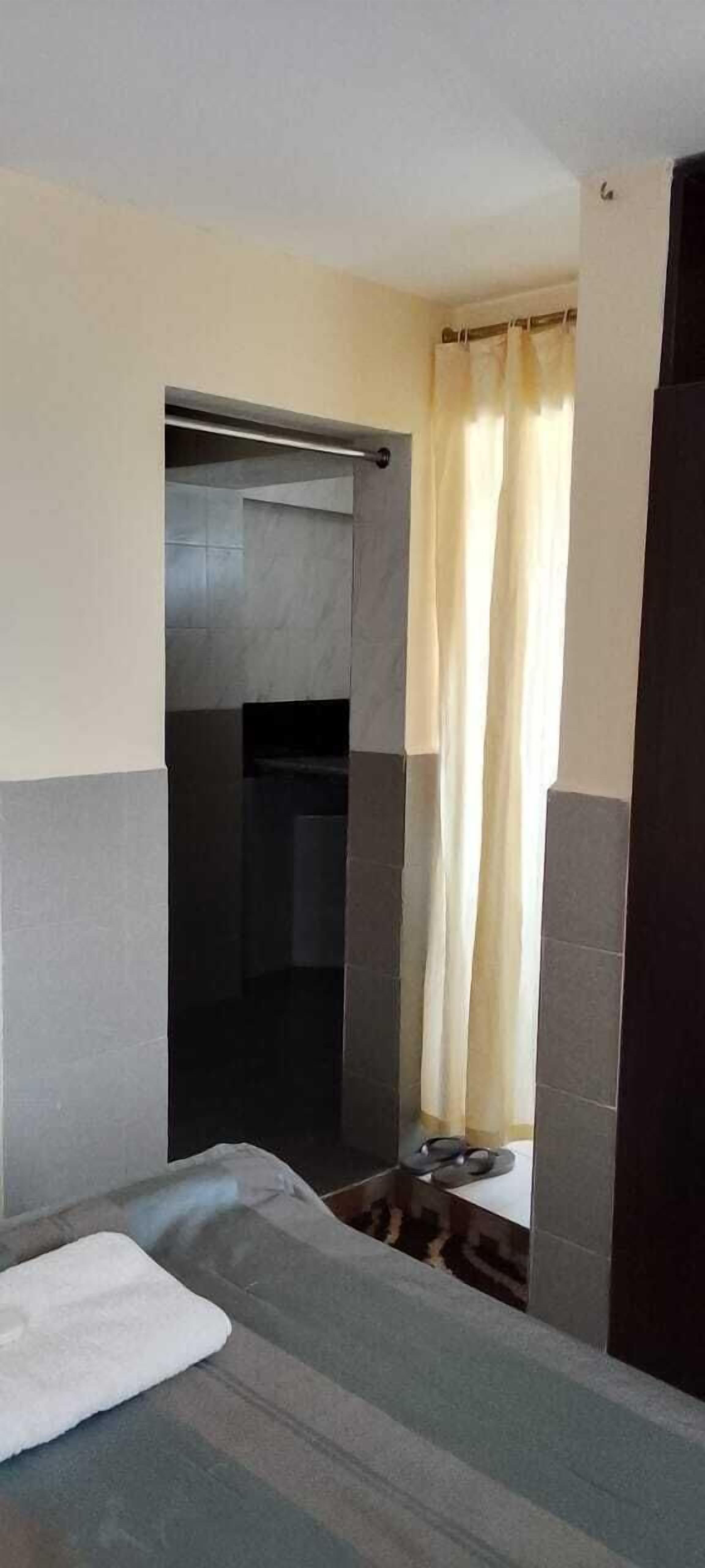 Espacio para trabajar con laptop y wifi gratis 