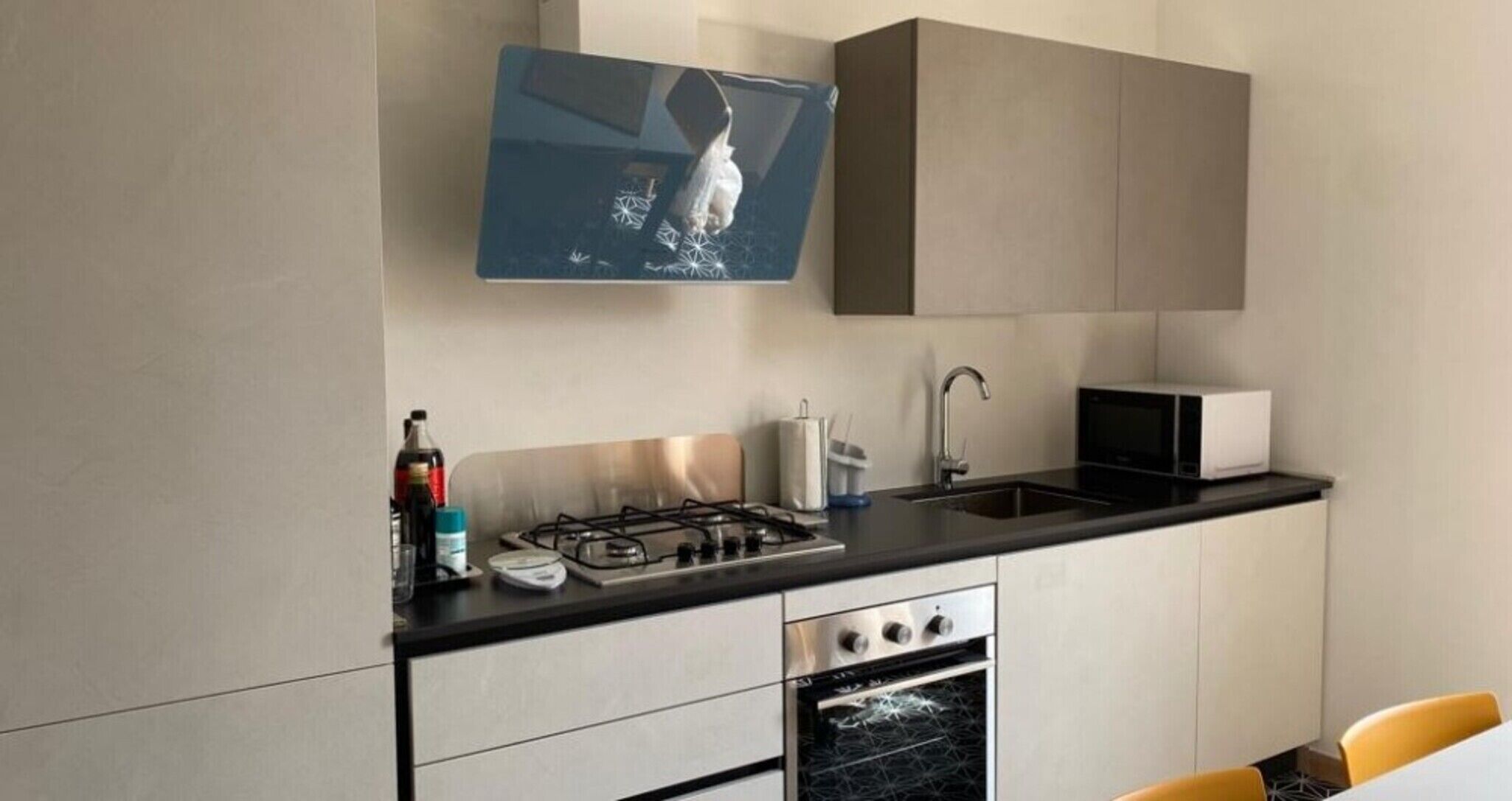 Frigorifero, forno, piano cottura, seggiolone