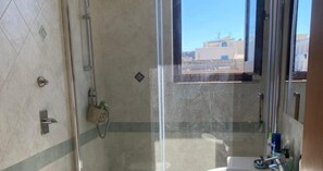 Ducha, secador de pelo, toallas