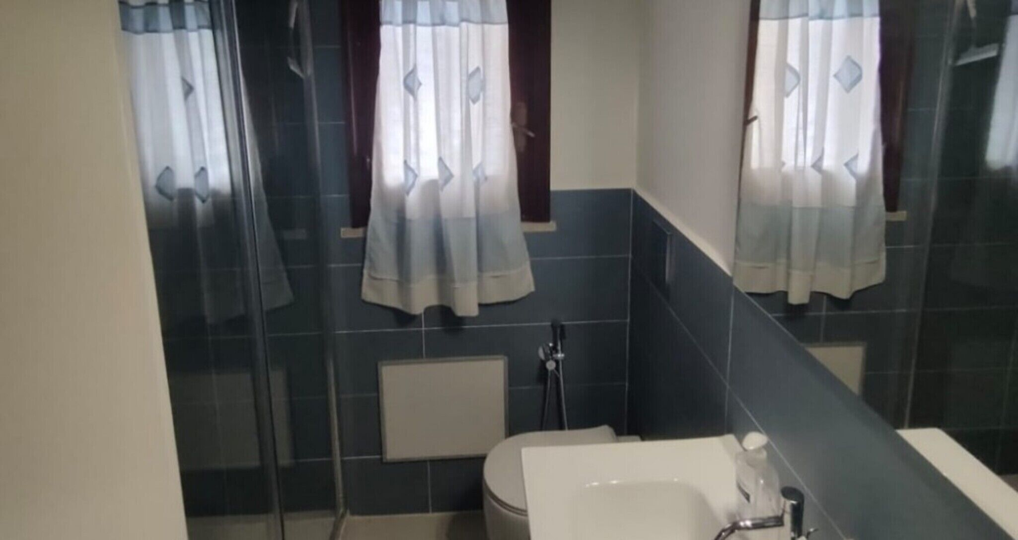 Regadera, amenidades de baño gratuitas, toallas 