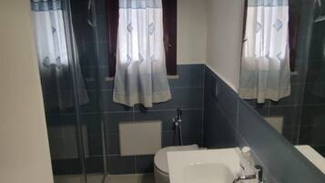 Regadera, amenidades de baño gratuitas, toallas