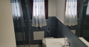 Ducha, artículos de tocador gratuitos, toallas