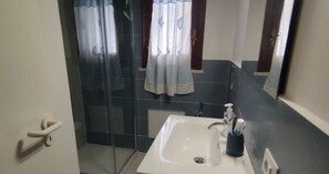 Ducha, artículos de tocador gratuitos, toallas