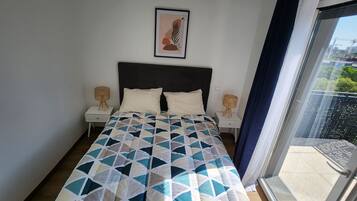 Comfort appartement, balkon | Een kluis op de kamer, een strijkplank/strijkijzer, gratis wifi