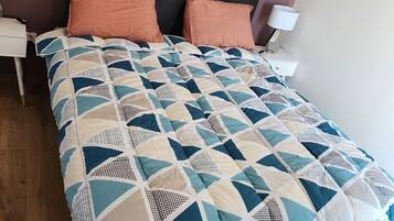 Comfort appartement, balkon | Een kluis op de kamer, een strijkplank/strijkijzer, gratis wifi