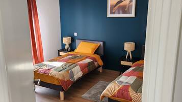 Departamento Confort, balcón | Caja de seguridad en la habitación y tabla de planchar con plancha