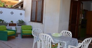 Outdoor dining - Villetta Nuccia: Holiday Home with Terrace, Private Garden and Air Conditioning (San Vito Lo Capo)