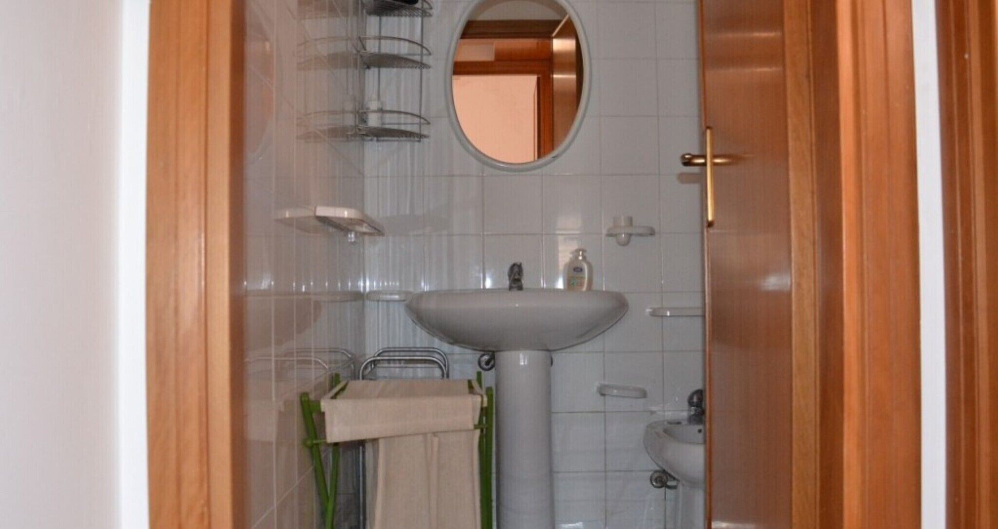 Douche, sèche-cheveux, serviettes fournies