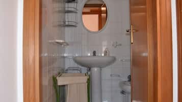 Douche, sĂšche-cheveux, serviettes fournies
