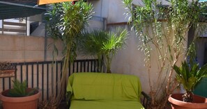 Property grounds - Villetta Nuccia: Holiday Home with Terrace, Private Garden and Air Conditioning (San Vito Lo Capo)