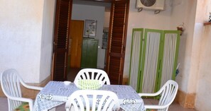 Outdoor dining - Villetta Nuccia: Holiday Home with Terrace, Private Garden and Air Conditioning (San Vito Lo Capo)