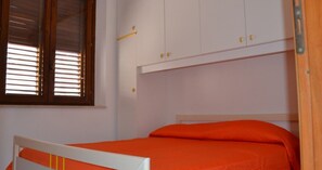 1 bedroom, bed sheets - Villetta Nuccia: Holiday Home with Terrace, Private Garden and Air Conditioning (San Vito Lo Capo)