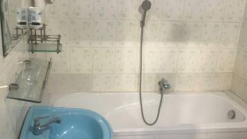 Sabatilles, tovalloles, sabó i xampú