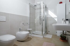 Shower, hair dryer, towels - Triple Room with Mountain View, Shared Terrace and Wi-Fi (Telti)