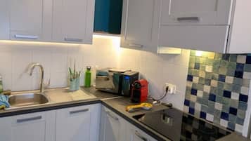 Kühlschrank, Ofen, Herdplatte, Wasserkocher mit Kaffee-/Teezubehör