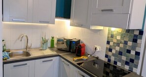 Kühlschrank, Ofen, Herdplatte, Wasserkocher mit Kaffee-/Teezubehör