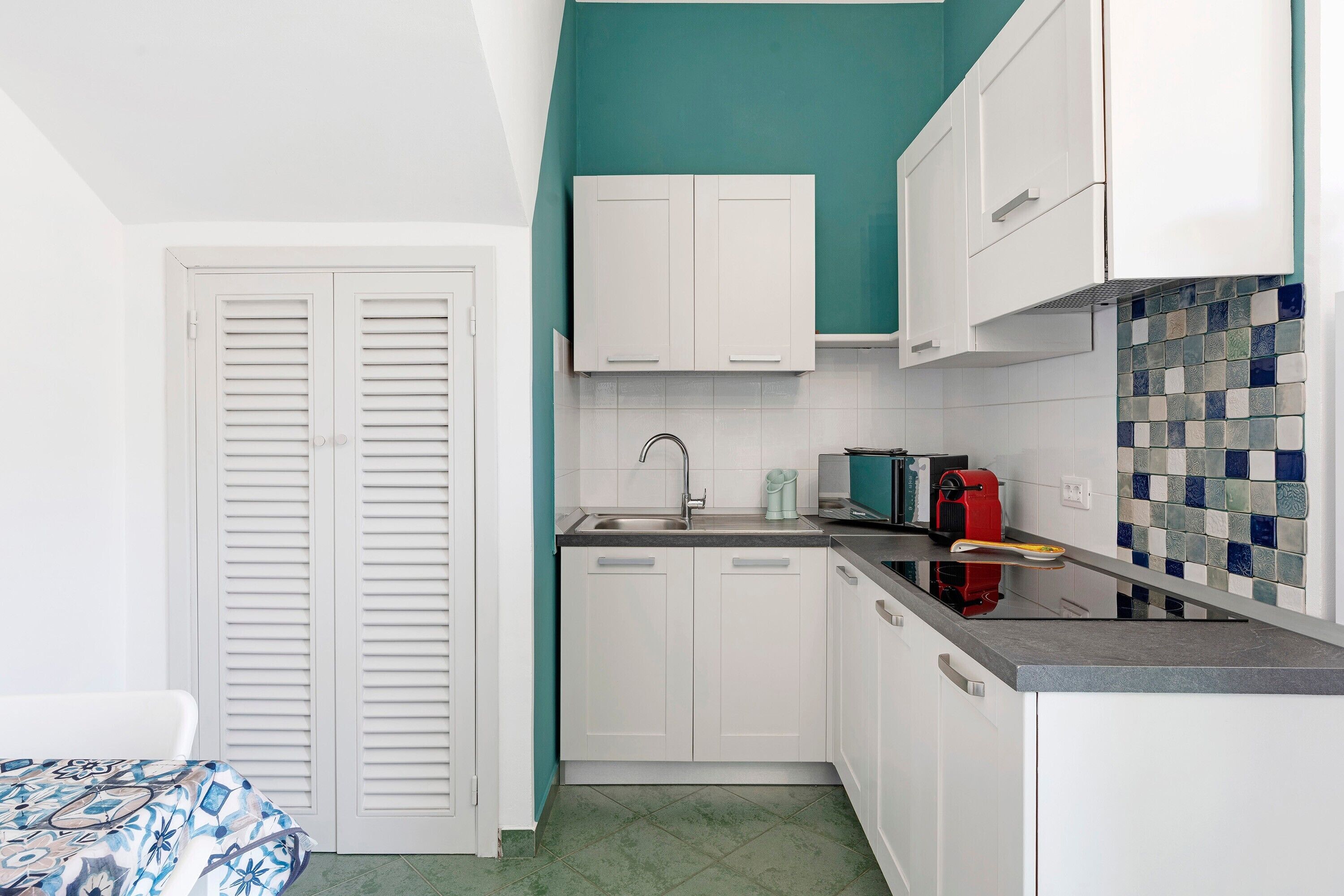 Réfrigérateur, four, plaque de cuisson, cafetière/bouilloire