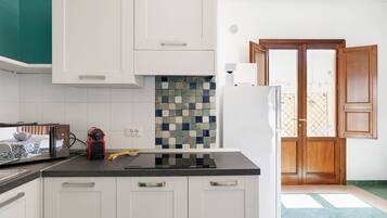 Fridge, oven, stovetop, coffee/tea maker