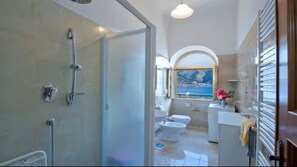 Dusche, Haartrockner, Bidet, Handtücher