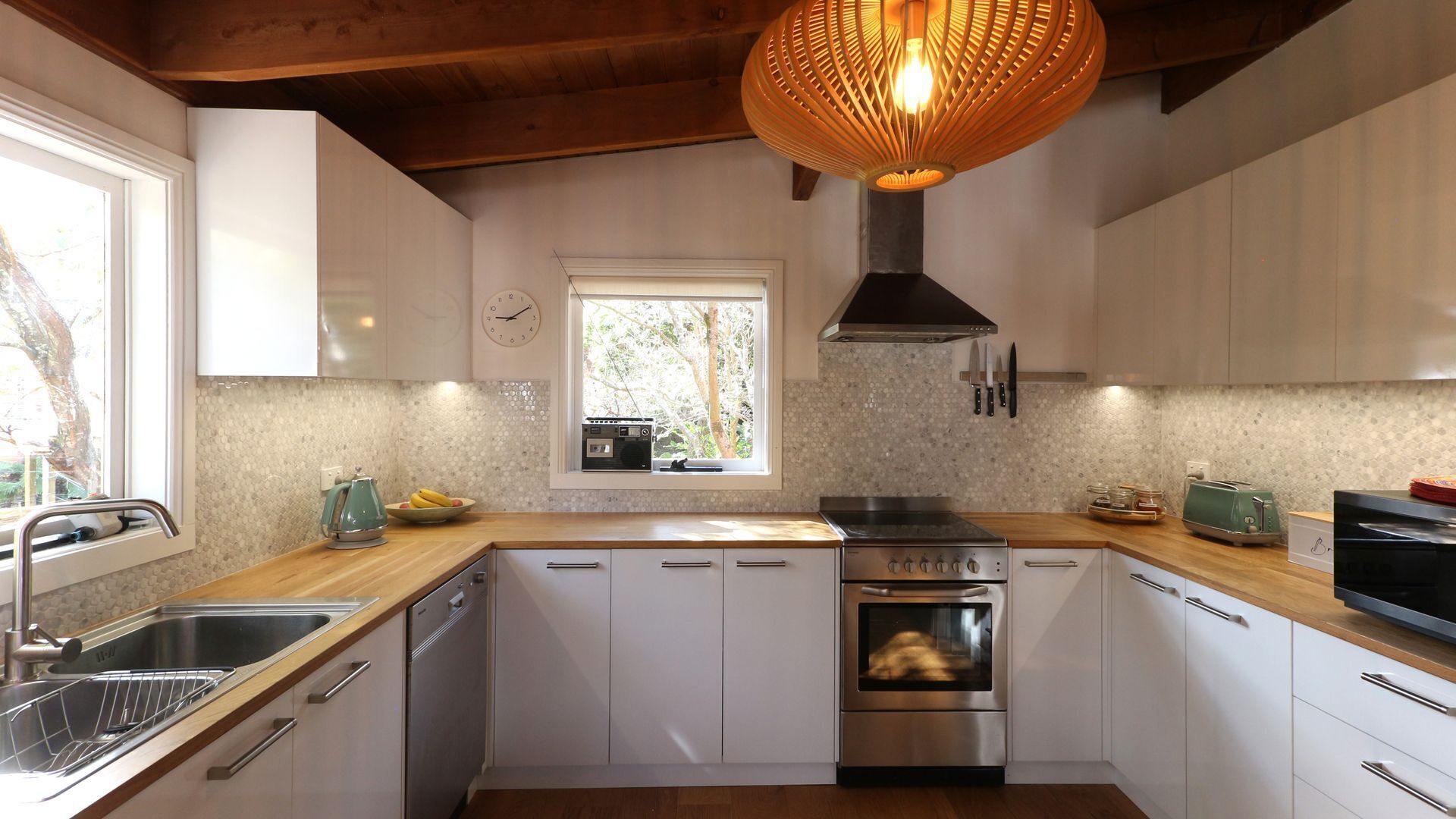 Microwave, dishwasher, coffee/tea maker, toaster