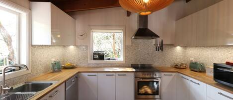 Micro-ondes, lave-vaisselle, cafetière/bouilloire, grille-pain