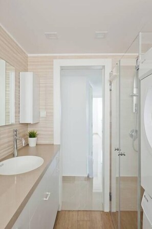 Shower, hair dryer, towels, shampoo - 3BR Beachfront Apt w/ Amazing Sea View | Mamad (Bat Yam)