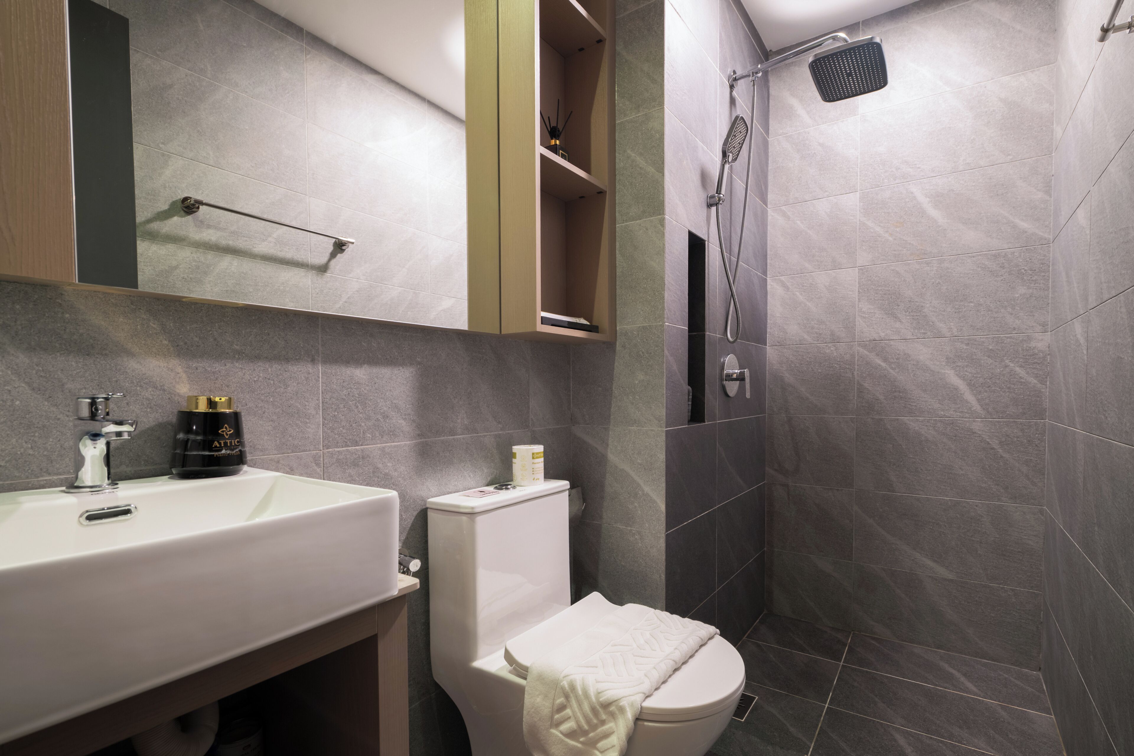 Un baño con lavamanos, inodoro y ducha blancos.