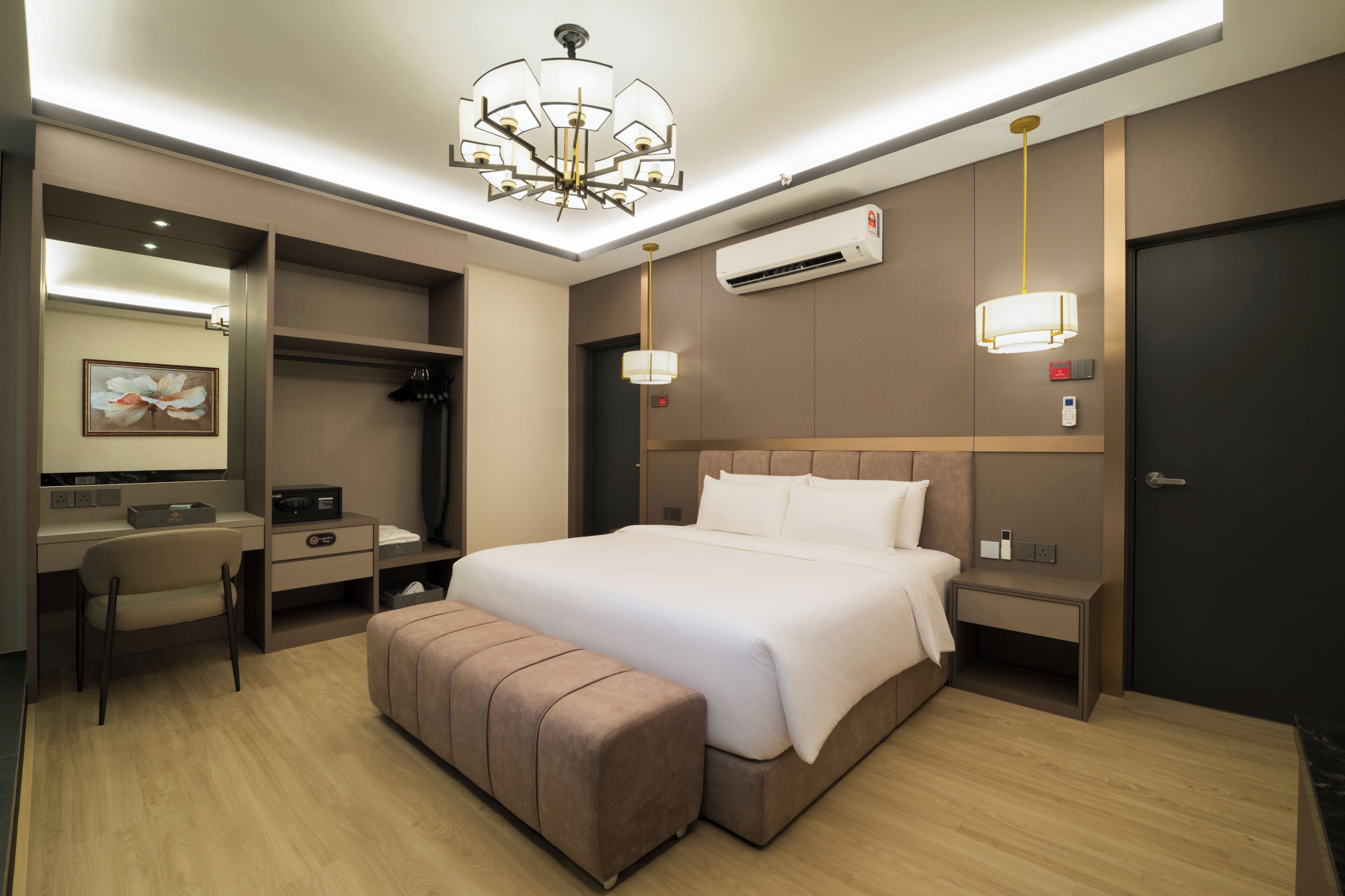 总统套房, 1 张特大床, 部分海景 | 遮光窗帘、熨斗/熨衣板、免费 WiFi、床单