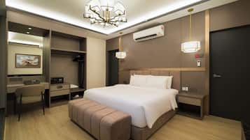 Suite presidencial, 1 cama de matrimonio grande, vistas parciales al mar | Cortinas opacas, tabla de planchar con plancha, wifi gratis