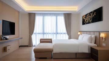 Estudio superior, 1 cama de matrimonio grande, vistas parciales al mar | Cortinas opacas, tabla de planchar con plancha, wifi gratis