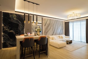 Suite Présidentielle, 1 très grand lit, vue partielle sur la mer | Restauration dans la chambre