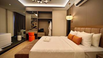 Suite Présidentielle, 1 trÚs grand lit, vue partielle sur la mer | Rideaux occultants, fer et planche à repasser, Wi-Fi gratuit