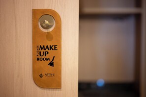 Mörkläggningsgardiner, strykjärn/strykbräda, gratis wi-fi och sängkläder