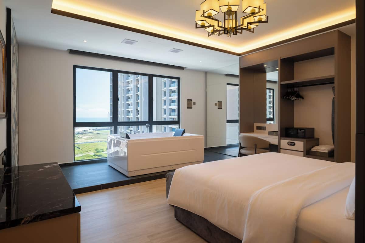 Presidentiële suite, 1 kingsize bed, gedeeltelijk uitzicht op zee | Verduisterende gordijnen, een strijkplank/strijkijzer, gratis wifi
