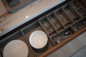 遮光布/窗簾、熨斗/熨衣板、免費無線上網、床單