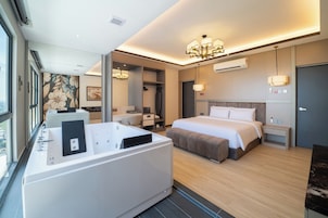 Presidential Suite, 1 King Bed, Partial Sea View | Blackout drapes, iron/ironing board, WiFi (free), bed sheets