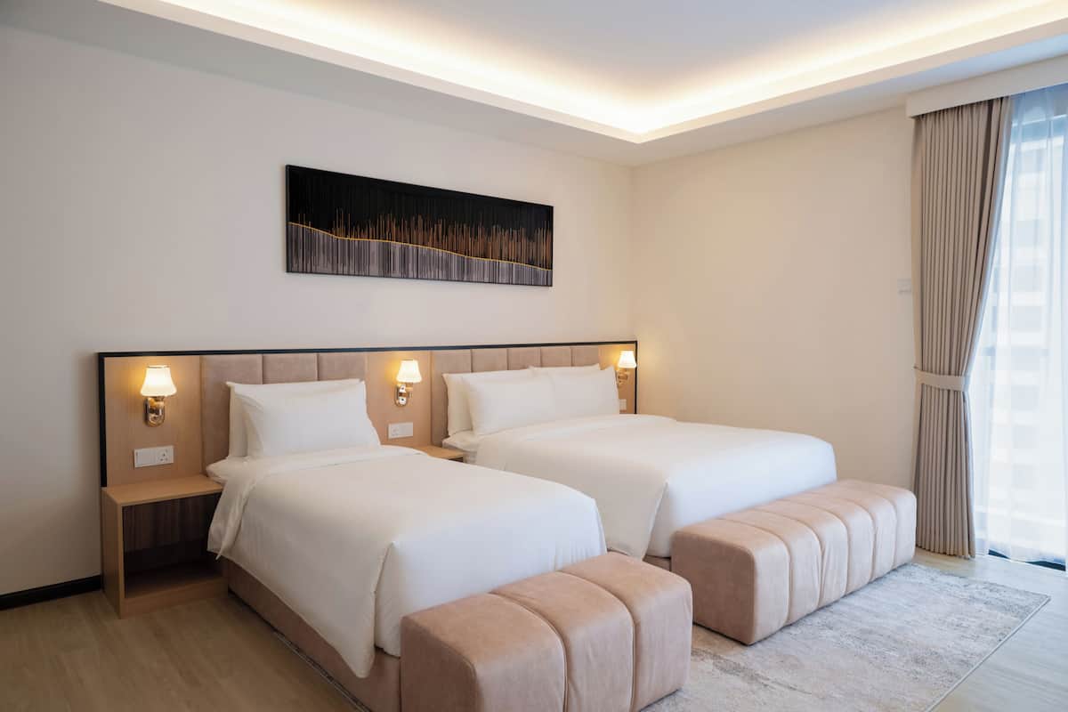 Tvåbäddsrum Deluxe - flera sängar - viss havsutsikt | Mörkläggningsgardiner, strykjärn/strykbräda, gratis wi-fi och sängkläder